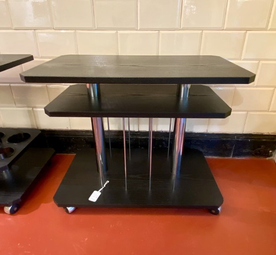 Zwei rollende Bar-/Servierwagen (1970-1980) mit schwarzen Holzplatten – Metal, Wood (photo 3 of 7)