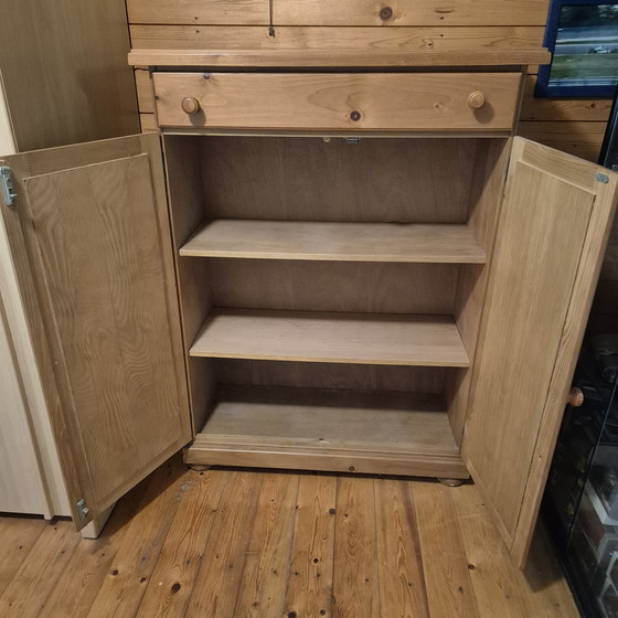 Image 1 of Armario de niña de pino, 120 x 36 x 90 cm, en buen estado, con bisagras y cerraduras originales.