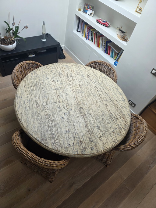Mesa de comedor vintage con sillón de jardín