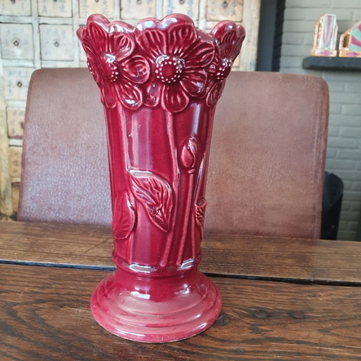 Vase rouge à décor floral en relief, signé, 20 cm