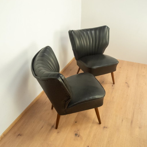 2 fauteuils de cocktail, hêtre et similicuir noir, années 1950
