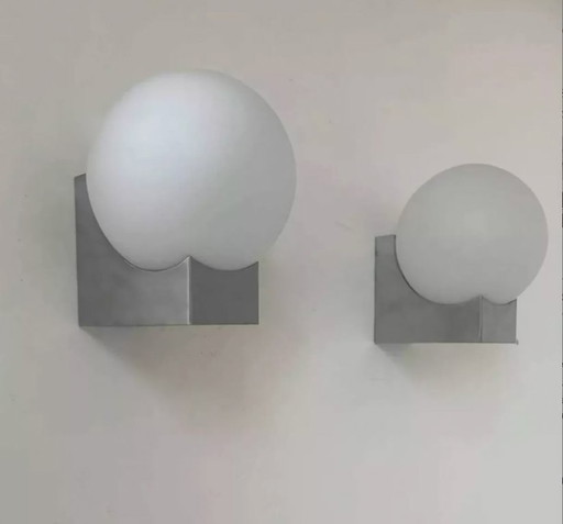 Coppia di applique in metallo spazzolato e vetro opalino, Francia 1970