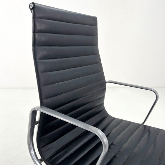 Silla de escritorio Eames EA119 de cuero, diseñada por Charles y Ray Eames para ICF, década de 1970. (photo 8 of 10)