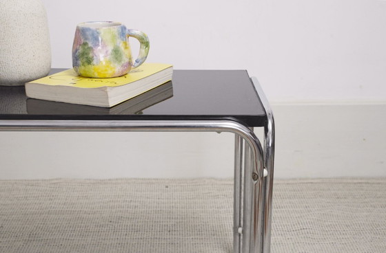 Image 1 of Tavolino laterale Bauhaus cromato con piano in acciaio tubolare e MDF nero, panca/mensola in stile Laccio di Marcel Breuer