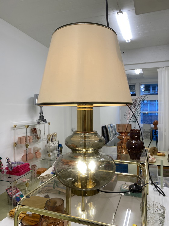 Image 1 of Wunderschöne Doria Leuchten Lampe mit rauchglasfarbenem Lampenfuß und cremefarbenem Lampenschirm