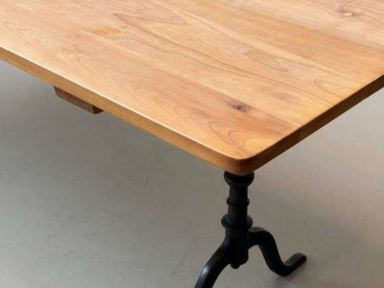 Image 1 of Mesa de centro clásica de madera de cerezo con patas de hierro fundido de Horgenglarus