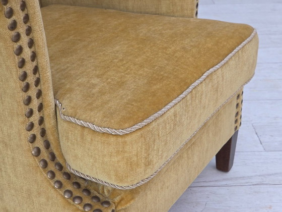 Image 1 of Fauteuil danois des années 1960, velours d'ameublement jaune miel, état d'origine.