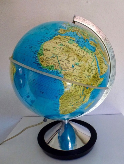 Vintage illuminated globe lamp from the 1960s.
