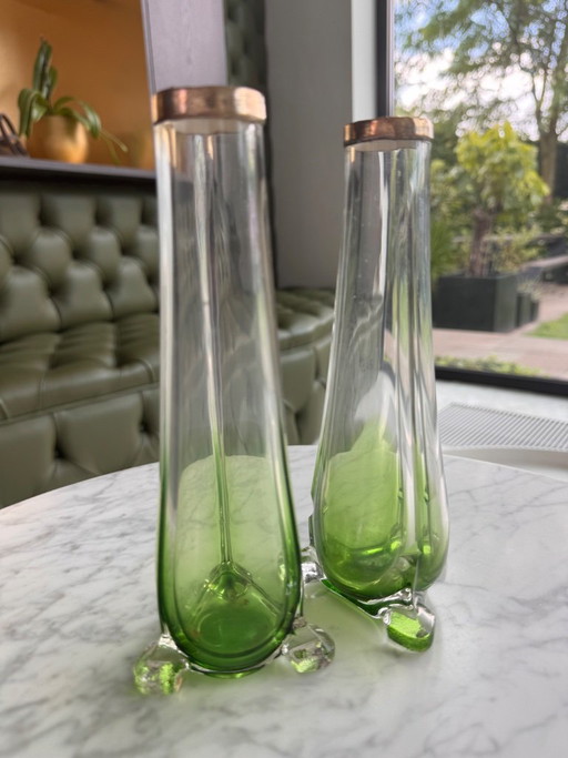 Twee glazen vazen, groen en afwerken met zilver