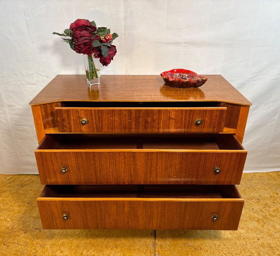 Image 1 of Commode rétro en teck style milieu du siècle par Austinsuite, circa 1960. Design danois, qualité britannique.
