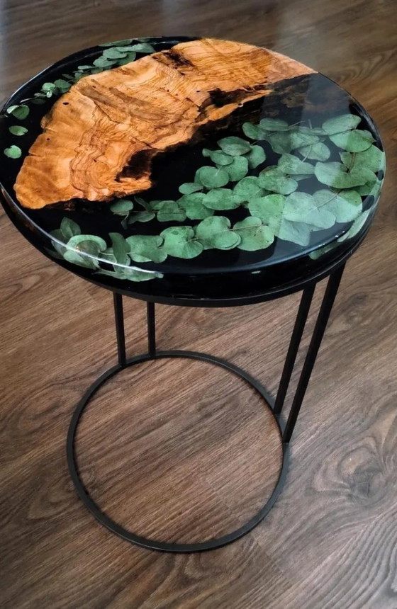 Image 1 of Handgemaakte bijzettafel van epoxyhars met populierenhout en eucalyptusbladeren – moderne, op de natuur geïnspireerde decoratie