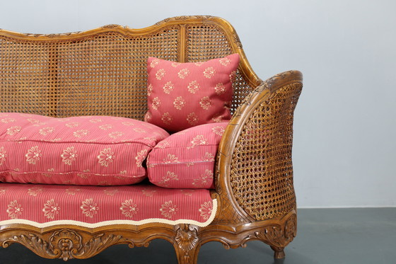 Image 1 of Antico divano intagliato con sponde a canne, Cecoslovacchia