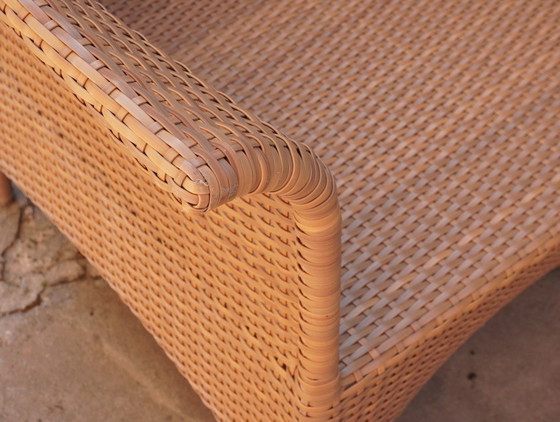Image 1 of DEDON - tuinset, bestaande uit een tweezitsbank, een fauteuil en een salontafel.