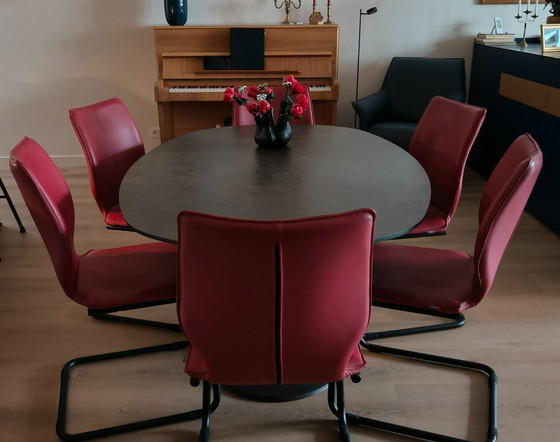 Image 1 of Leolux Columna dining table, spherical oval, 165 x 110, ceramic top