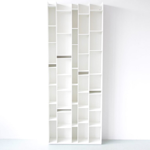Librería Ramdom blanca de Neuland Industriedesign