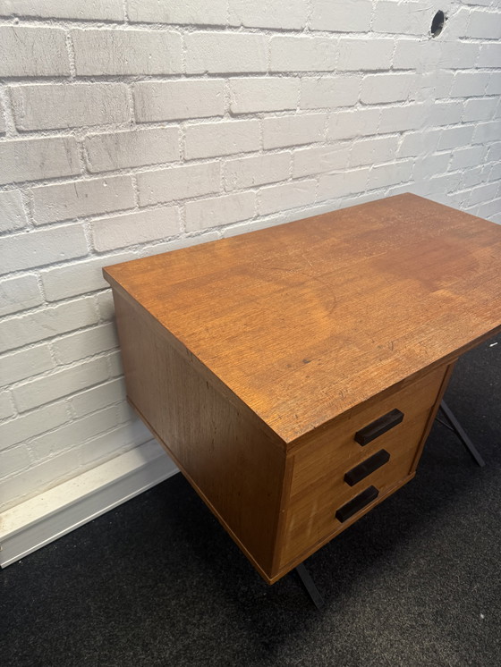 Image 1 of Bureau vintage design milieu du siècle, placage teck années 1960
