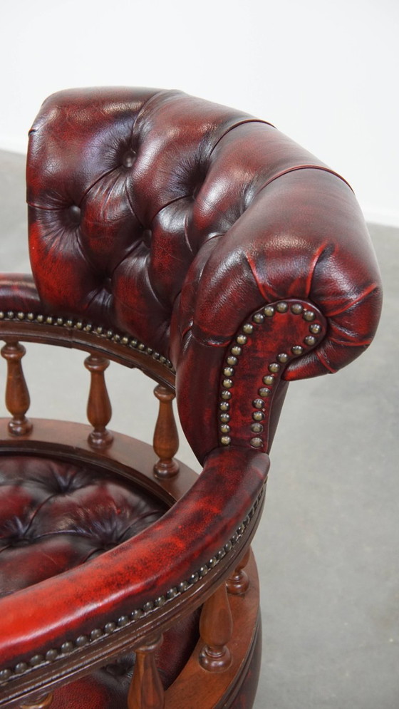 Image 1 of Sedia da ufficio Chesterfield girevole classica in pelle di mucca rossa con ruote