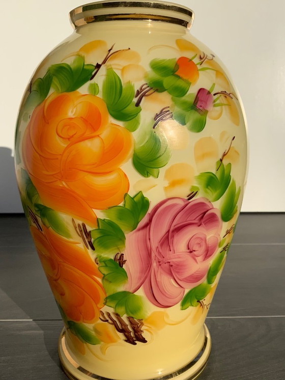 Image 1 of Grande vaso in opalino di uranio, decoro floreale Art Nouveau. Boemia