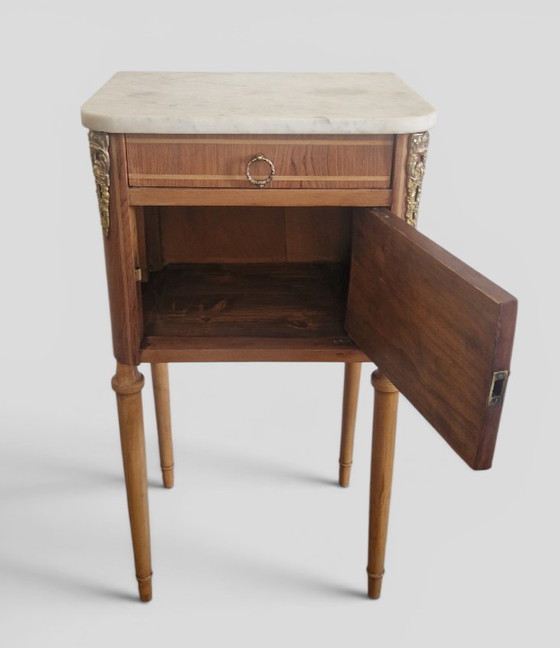 Image 1 of Tavolino laterale in stile Luigi XVI con intarsi, piano in marmo e decorazioni in bronzo dorato.