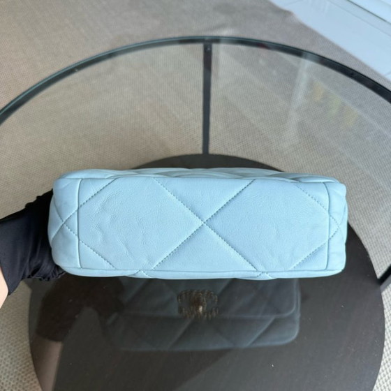Image 1 of Borsa Chanel C19 Small 19 in pelle di capra trapuntata, azzurra, bicolore, con microchip.
