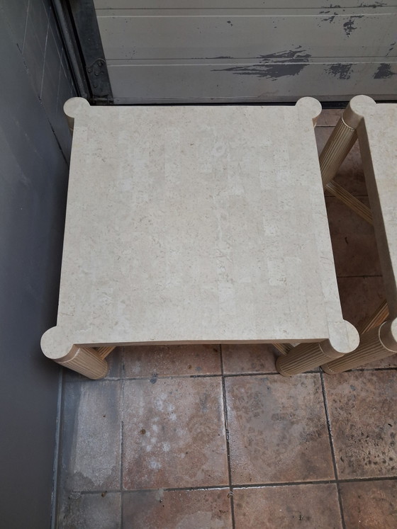 Image 1 of Exclusivo par de mesas auxiliares de travertino (70x70 cm). Patas de columna estriadas (juego de 2).