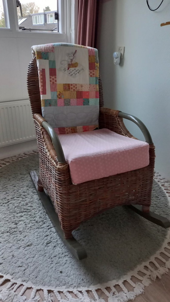 Image 1 of Sedia a dondolo in canna/legno