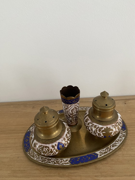 Image 1 of Porte-cure-dents vintage en laiton émaillé, présenté sur un plateau.