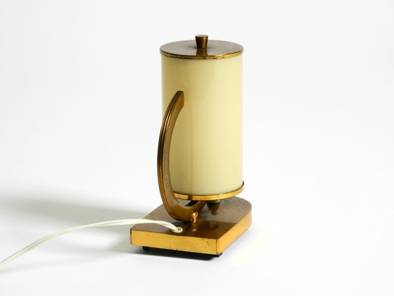 Image 1 of Lampe de table en laiton des années 1940, rare et magnifique, avec abat-jour en verre opale.