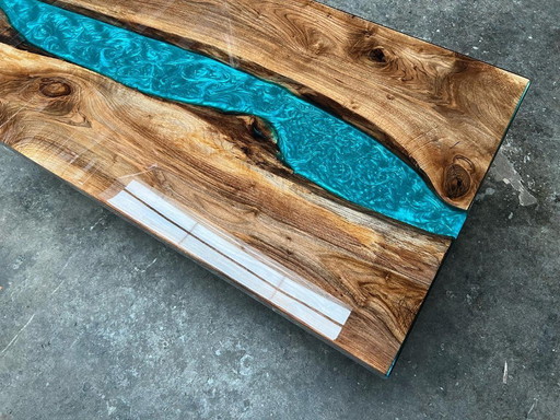 Vente en salle d'exposition ! Table rivière en époxy noyer