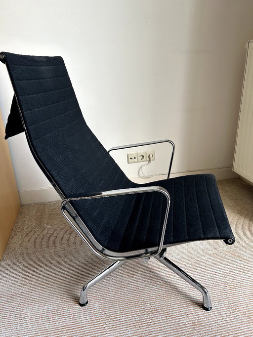 Vitra Eames EA124 (2 fauteuils) en EA125 (hocker)