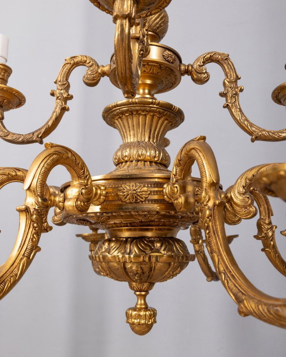 Lampadario classico a 12 luci in bronzo dorato della metà del XX secolo (photo 10 of 15)