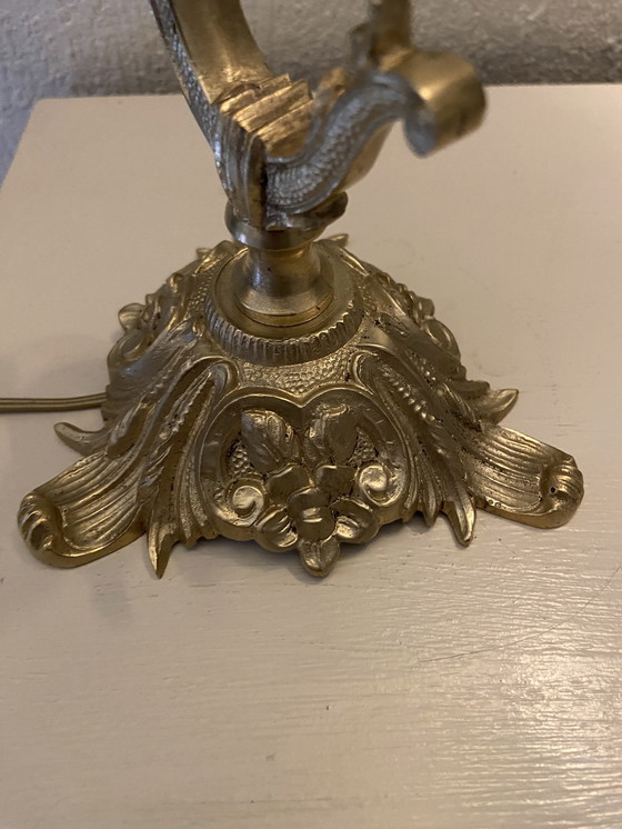 Image 1 of Een paar bronzen kandelaars met kristallen kaarsenhouders, omgebouwd tot lampen.