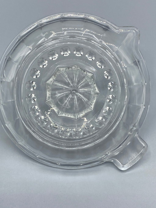 Citruspers van helder geperst glas – geribbelde kegel – Frankrijk, circa – glazen karaffen (photo 2 of 3)