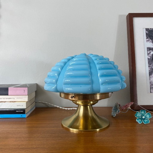 Lámpara modernista Art Déco vintage en vidrio opalino azul y latón