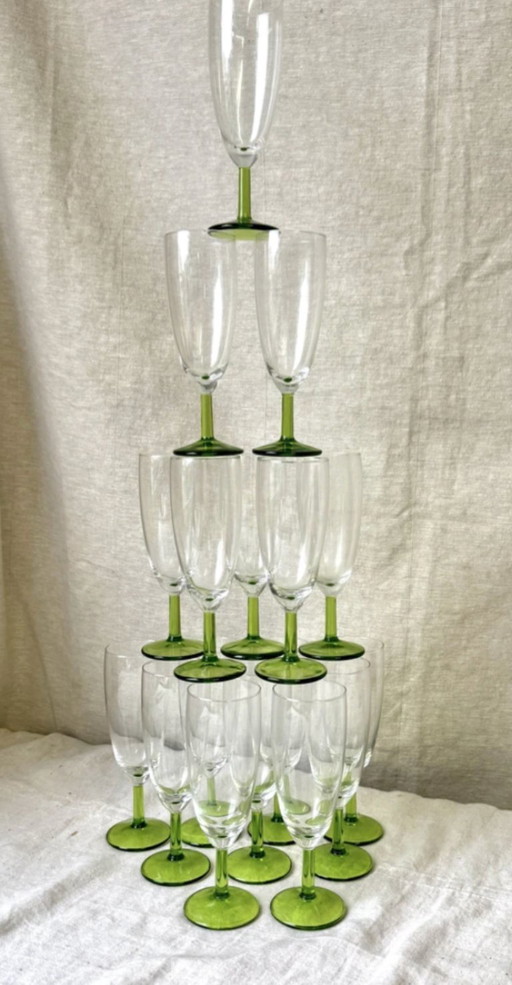 12 Champagnerflöten