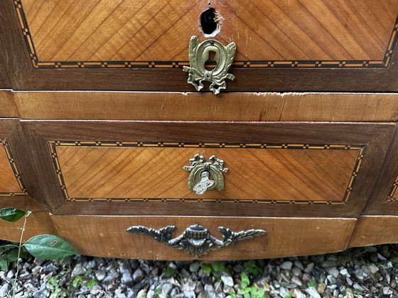 Image 1 of Commode uit de overgangsperiode tussen de Lodewijk XV- en Lodewijk XVI-periode in de 19e eeuw.