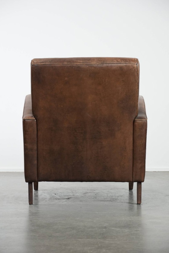 Image 1 of Sillón de piel de oveja con hermosas formas redondas y un diseño elegante.