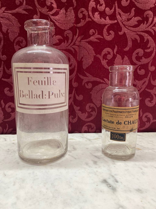 2 glass apothecary bottles – Belladonna and Calcium Lactate – 1920s – glazen karaffen, Vintage