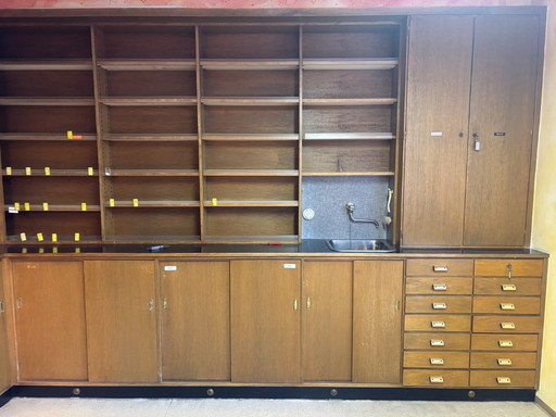 Interior completo de farmacia de mediados de siglo (en forma de U), hecho a medida, década de 1960