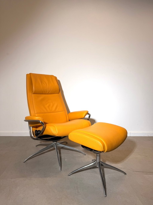 Poltrona reclinabile Stressless City con poggiapiedi – Pelle color giallo senape – verstelbare relaxstoel
