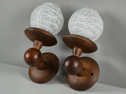 Paar wandlampen van Italiaans Mid Century hout uit 1970 met glazen bolkapjes in Murano-stijl.