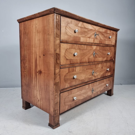 Hölzerne Biedermeier Kommode mit vier Schubladen, Kommoden, Holz, Keramik, Braun, Klassiek (Foto 7 von 10)