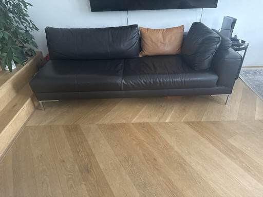 Design Aikon en cuir sur un modèle 4 places de série