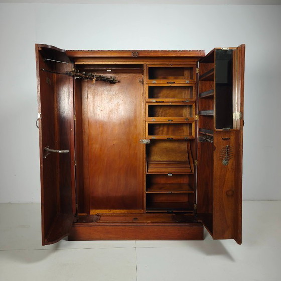 Kompakter Herrenkleiderschrank im englischen Art-Deco-Stil aus hellem Wurzelnussholz – Kleiderschränke, Wood (photo 14 of 17)