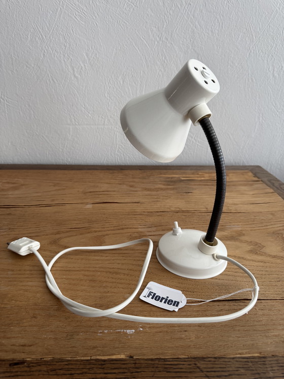 Image 1 of Lampe de bureau vintage en métal blanc