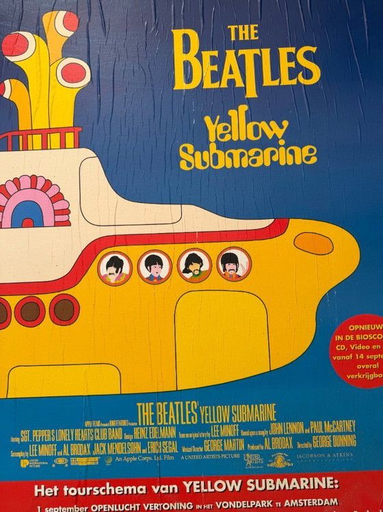 Image 1 of Vintage promotieposter voor de film The Beatles: Yellow Submarine.
