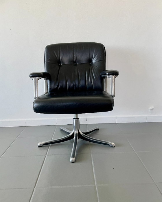 Image 1 of Poltrona modello P126, disegnata da Osvaldo Borsani per la prestigiosa azienda italiana Tecno S.p.A. nel 1966.