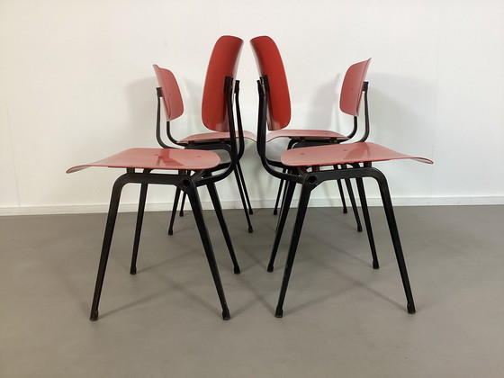 Image 1 of 4 x Chaises Red Revolt Ahrend de Cirkel design Friso Kramer 15 avril 1963
