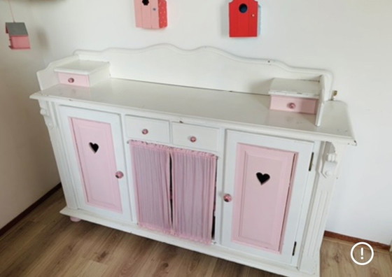 Image 1 of Preciosa cómoda antigua para la habitación de una niña.