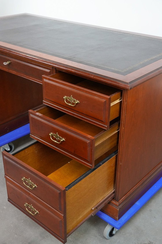 Image 1 of Klassischer Chesterfield-Schreibtisch/Partnerschreibtisch im englischen Stil mit schwarzer Lederplatte